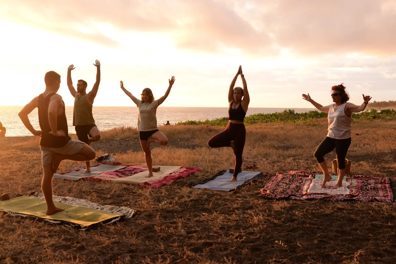 Groupe en posture de l'arbre face à l'océan sur la côte ouest de La Réunion