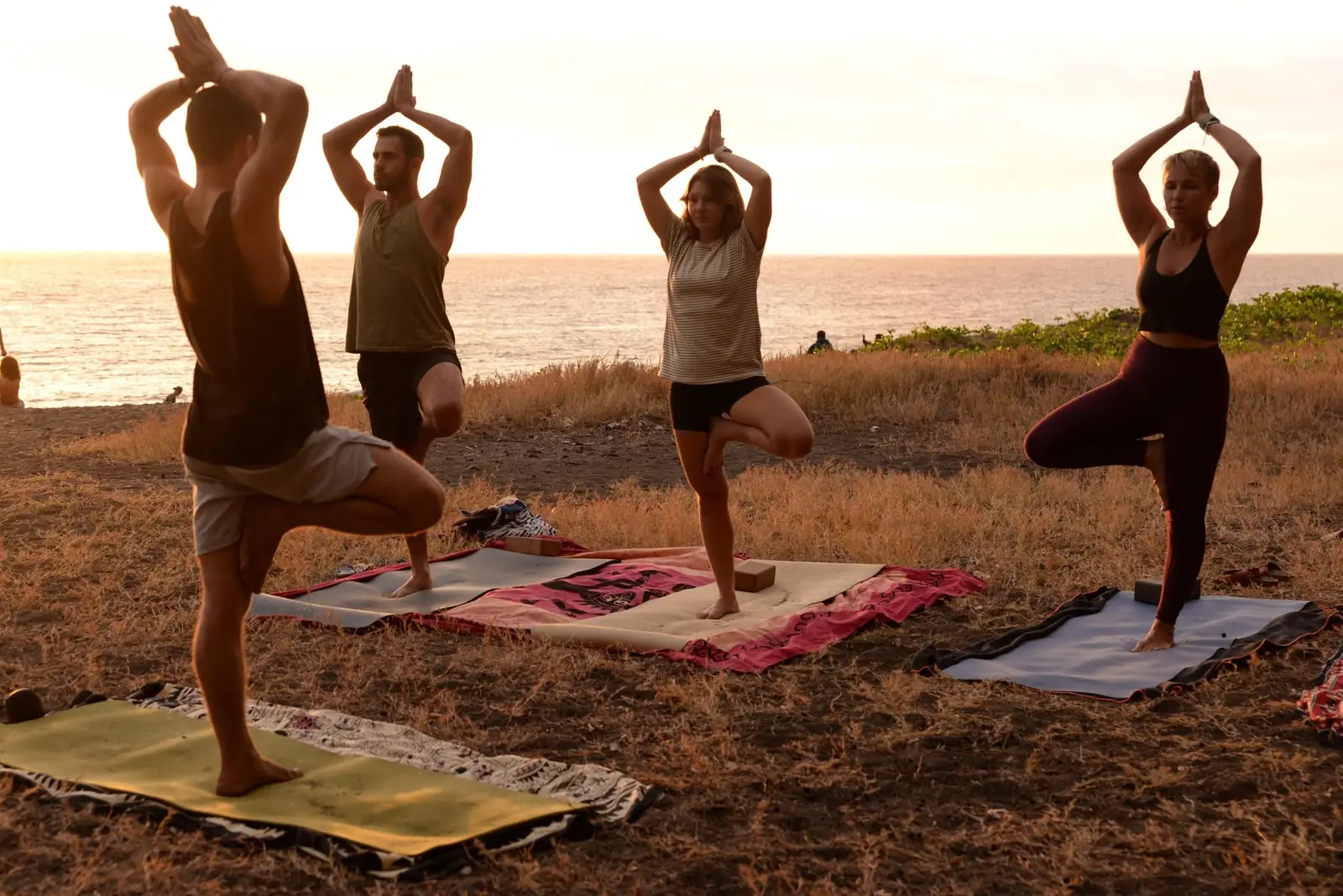 Cours de yoga au coucher du soleil à L'Étang-Salé : la posture de l'arbre face à l'océan